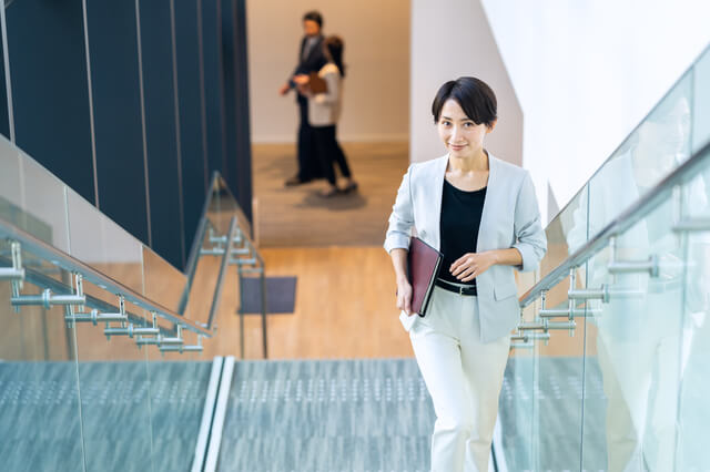 日々の生活でこまめに身体を動かす女性