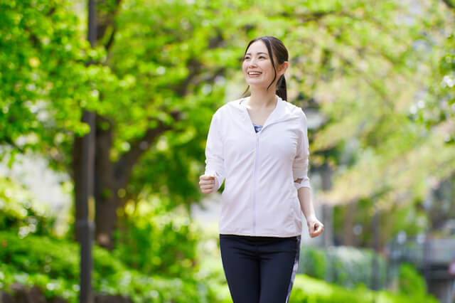 日常生活でぽっこりお腹を解消する女性